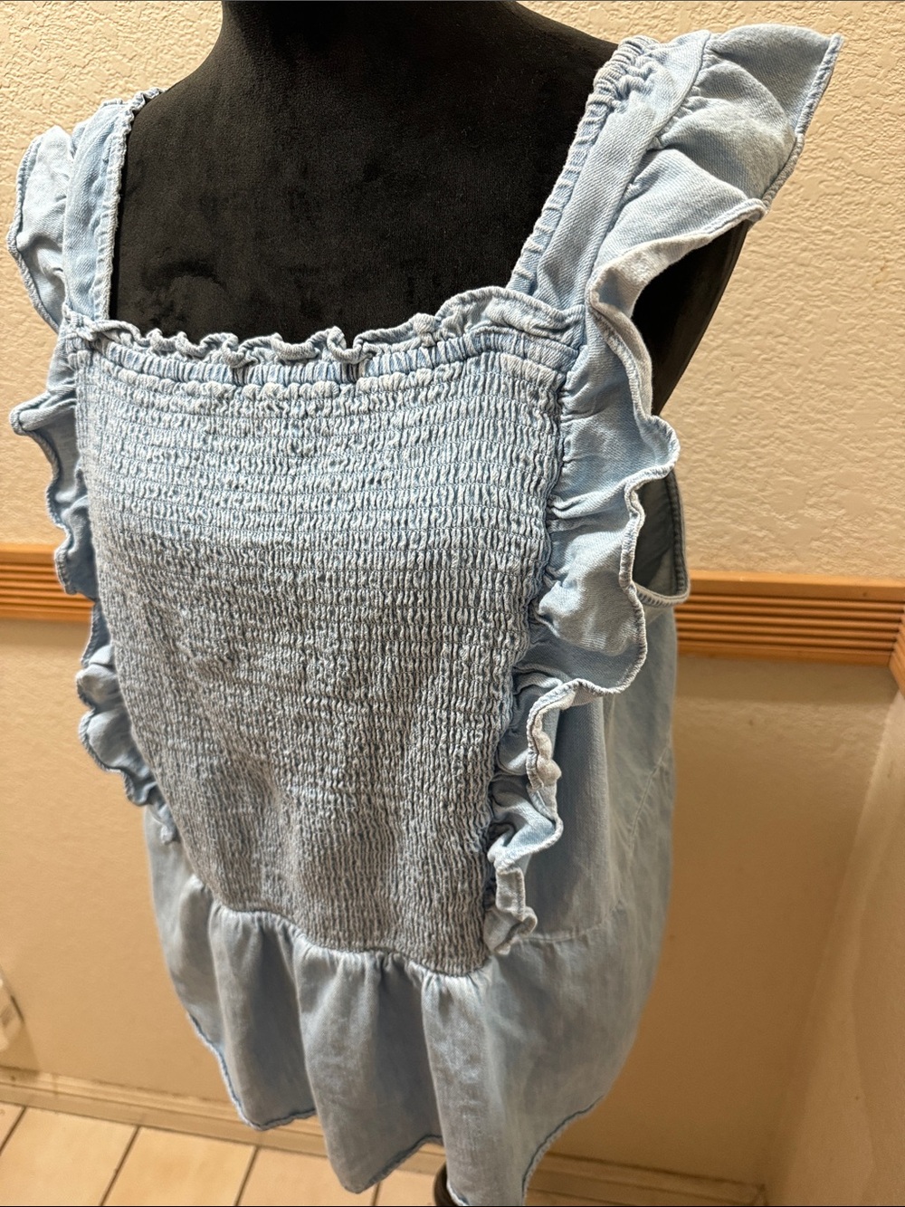 Old Navy Size 3X Light Wash Ruffled Smocked Tank Top!! - Picture 4 of 6